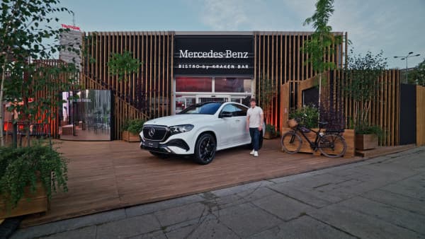 Ta rolka to tylko krótka zajawka zmian, jakie zaszły w nowych GLE i GLS. Nowości jest znacznie więcej – od odświeżonego designu, przez nowe technologie we wnętrzu samochodu, po rozwiązania zwiększające komfort podróżowania.

Nasza obecność w Mercedes-Benz Studio Warszawa dobiegła końca, dlatego nasi Product Experci w Jankach, Piasecznie i Poznaniu chętnie opowiedzą o wszystkich zmianach i odpowiedzą na Wasze pytania.

#mercedesbenz #gle #gls