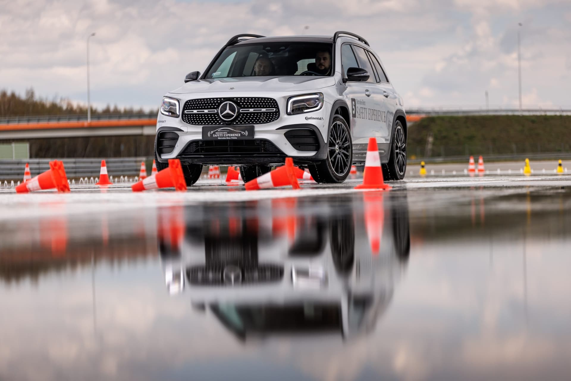 auto_blog_mercedes-benz-safety-experience_5c932a1e