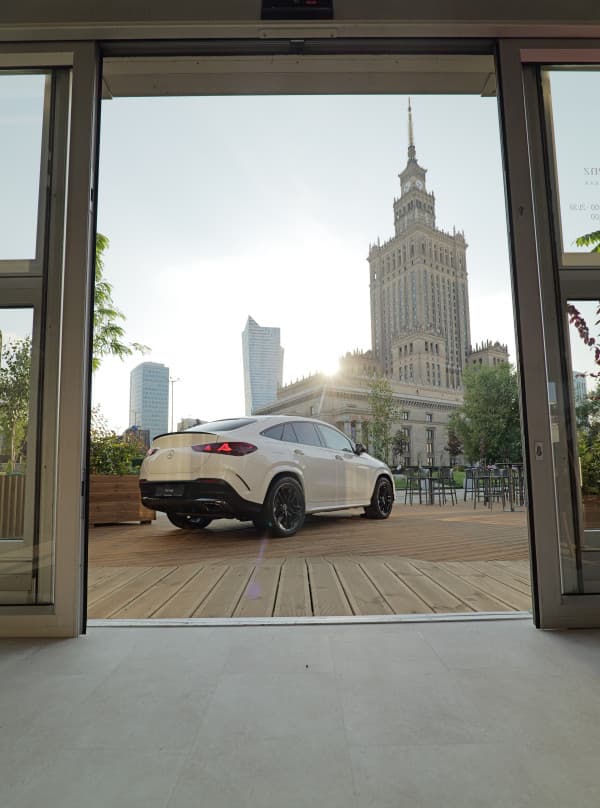 Dziś w odbyła się polska premiera odświeżonych modeli GLE, GLE Coupé i GLS.
Co się zmieniło? Przede wszystkim jeszcze bardziej wyrazisty design z nowym pasem przednim i oświetleniem, odświeżone wnętrze z najnowszym systemem MBUX oraz nowe rozwiązania z zakresu komfortu i wspomagania kierowcy. To ewolucja, która sprawia, że flagowe SUV-y Mercedes-Benz są jeszcze bardziej nowoczesne i komfortowe.
Od dziś wszystkie trzy modele możecie zobaczyć w Mercedes-Benz Studio Warszawa.
📍 Jesteśmy tutaj do niedzieli, dlatego jeśli chcecie jako jedni z pierwszych poznać te samochody, zapraszamy. Chętnie odpowiemy na wszystkie pytania i pokażemy, co kryje się za tymi zmianami.
#mercedesbenz #mercedes #gle #glecoupe #gls