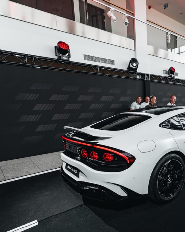 Choć nowego AMG GT 4-Door mogliśmy podziwiać podczas otwarcia Mercedes-Benz Studio Warszawa, znaleźli się prawdziwi szczęśliwcy, którzy zasiedli za jego kierownicą podczas AMG.EA Performance Tour.
1000 KM, natychmiastowa reakcja na gaz i osiągi....
Nie ukrywamy... troszkę zazdrościmy. A Wy? Skorzystalibyście z okazji, żeby sprawdzić, jak zachowuje się na drodze 1000-konne AMG?