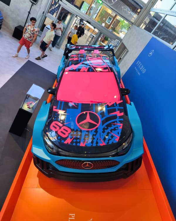 Kolejny tydzień w Mercedes-Benz Studio Warszawa przed nami!
Tym razem zapraszamy Was na Family Week – tydzień, w którym motoryzacja spotyka się z zabawą dla całej rodziny. 👨👩👧👦
Na miejscu czeka na Was wyjątkowy Mercedes-Benz CLA w interpretacji Hot Wheels – pełnowymiarowy samochód inspirowany światem kultowych modeli Hot Wheels. Nie brakuje też małych modeli Hot Wheels oraz możliwości stworzenia własnej wizji samochodu razem z naszymi Product Expertami.
W Mercedes-Benz Studio Warszawa każdy znajdzie coś dla siebie – niezależnie od wieku.
#mercedesbenzstudiowarszawa