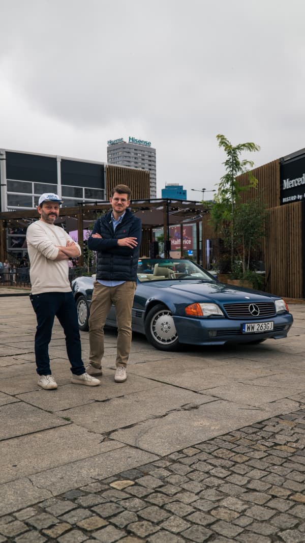 ⚡ Elektryk czy klasyk?
Na to pytanie odpowiada Błażej Buliński, PR Manager Mercedes-Benz Polska, który na co dzień opowiada o najnowszych modelach marki. Prywatnie jego serce od lat należy jednak do prawdziwej ikony – Mercedesa-Benz SL R129. ❤️
W naszej najnowszej rolce Błażej opowiada o swoim klasyku i zdradza, dlaczego właśnie ten model zajmuje wyjątkowe miejsce w jego garażu.
A jeśli Wy również kochacie klasyczne Mercedesy, zapraszamy w każdą niedzielę na Classics & Coffee do Mercedes-Benz Studio Warszawa.
Dobra kawa, wyjątkowe samochody i rozmowy z pasjonatami – czy można lepiej zacząć niedzielny poranek? ☕⭐