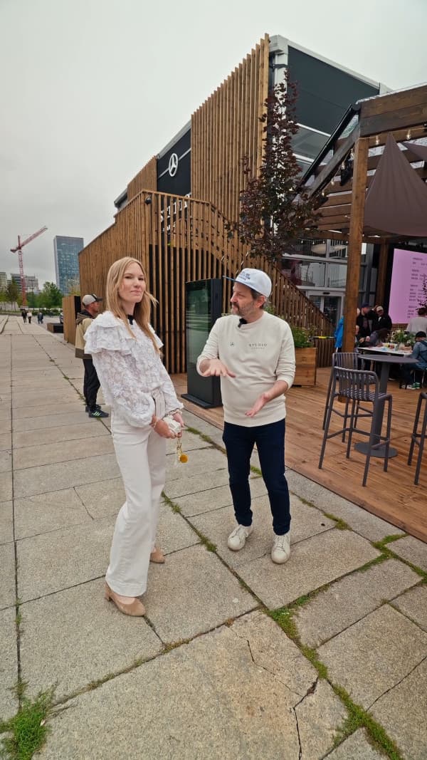 Tydzień temu podczas Rodzinnej Niedzieli w Mercedes-Benz Studio było naprawdę pachnąco! 🌿🚗
Razem z Olą z Zaradne goście tworzyli własne zapachy do samochodów, poznając przy okazji, jak powstają kompozycje zapachowe i jak dobrać aromat idealny do wnętrza auta.
A dziś? Kolejna Rodzinna Niedziela i jeszcze więcej atrakcji dla najmłodszych! 🎨🎈
Jeśli szukacie pomysłu na rodzinne popołudnie, zapraszamy do Mercedes-Benz Studio. Czekają na Was kreatywne warsztaty, samochody Mercedes-Benz i obsługa MB Motors.
#mercedesbenzstudio #mercedesbenzstudiowarszawa