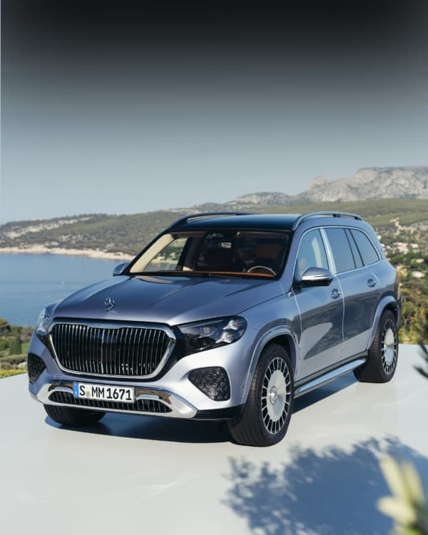 W ubiegłym tygodniu w Mercedes-Benz Studio Warszawa mogliście z bliska zobaczyć nowego Mercedesa-Benz GLS. Dziś swoją światową premierę ma jego najbardziej ekskluzywna odsłona – nowy Mercedes-Maybach GLS.
To połączenie najwyższego komfortu, nowoczesnych technologii i luksusu w wydaniu Maybacha. Model otrzymał odświeżony design z podświetlaną osłoną chłodnicy, nowe detale stylistyczne oraz jeszcze bardziej wyrafinowane wnętrze z najwyższej jakości materiałami.
Na pokładzie znalazł się także nowy system MBUX Superscreen, oparty na sztucznej inteligencji i połączony z Mercedes-Benz Intelligent Cloud.
Pod maską pracuje 4,0-litrowy silnik V8 biturbo wspierany instalacją 48 V, rozwijający 603 KM. O jeszcze wyższy komfort jazdy dba nowe zawieszenie z predykcyjną kontrolą tłumienia, które analizuje nawierzchnię i dostosowuje pracę amortyzatorów jeszcze zanim samochód na nią wjedzie.
Jak Wam podoba się najnowsza interpretacja luksusowego SUV-a od Mercedes-Maybach?